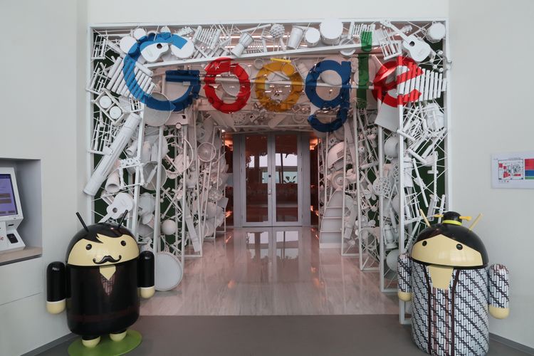 Pertama kali masuk Kantor Google Indonesia, pengunjung disambut instalasi patung Android dan logo Google.