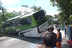 Hilang Kendali, Bus di Nganjuk Tabrak 2 Mobil, Begini Nasib Penumpangnya