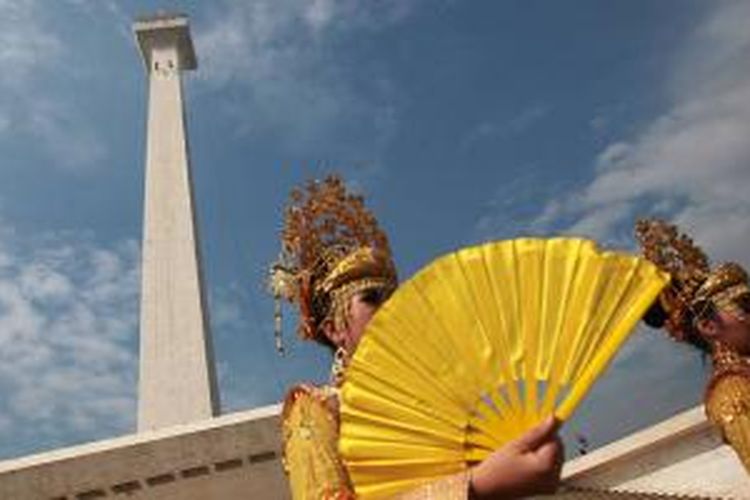 Kegiatan pembersihan Monas oleh tim Kaercher terus berlangsung pada puncak acara Monas Fun Cleaning Day, Kamis (15/5/2014). Pembersihan Monas oleh Kaercher berlangsung 5-18 Mei 2014.