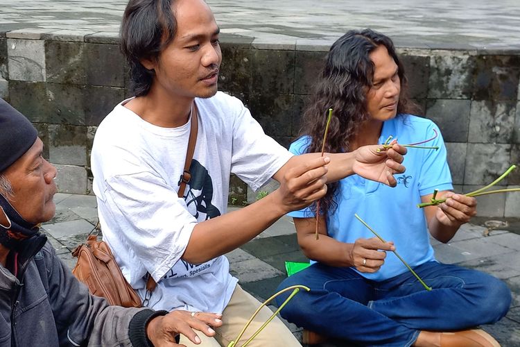 Instruktur wayang singkong Jantan Putra Bangsa saat mengajar pembuatan wayang Singkong di Plaza Ngasem, Yogyakarta, Rabu (20/4/2022)