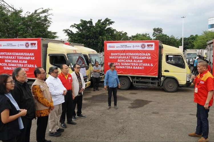 Pelepasan truk berisi bantuan logistik Alfamart untuk warga terdampak bencana di Aceh, Sumut, dan Sumbar.