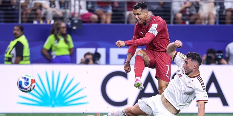 Penyerang timnas Portugal, Cristiano Ronaldo, menendang bola melewati bek Spanyol, Aymeric Laporte, pada laga babak 16 besar Piala Dunia 2026 antara Portugal dan Spanyol di Stadion Dallas di Arlington pada 6 Juli 2026.