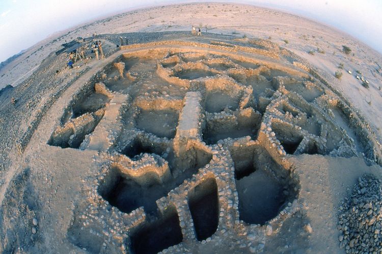 Eskavasi situs arkeologi di Yordania. Penelitian terhadap situs ini oleh para peneliti internasional menemukan bahwa medan magnet Bumi telah berubah sejak ribuan tahun yang lalu.
