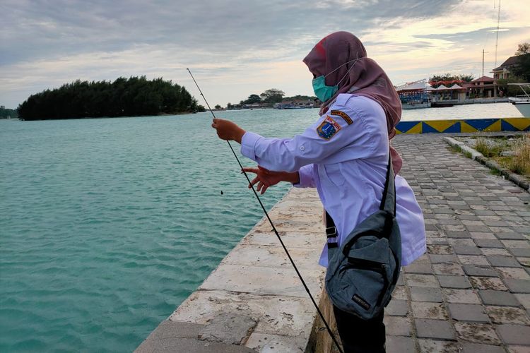 Vaza Zairinal Nadia (29) memancing di laut di sela-sela tugasnya di Kepulauan Seribu, Jakarta.