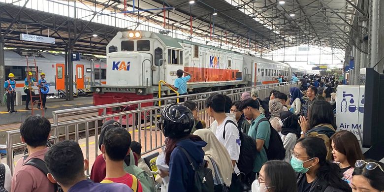 Ilustrasi kereta api. Daftar kereta terdampak kecelakaan KRL Commuter Line Bekasi-Jakarta-KA Argo Bromo Anggrek di Stasiun Bekasi Timur, Senin 927/4/2026) malam.