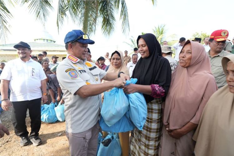 Mendagri Muhammad Tito Karnavian meninjau langsung kondisi pengungsi di Kabupaten Aceh Tamiang.