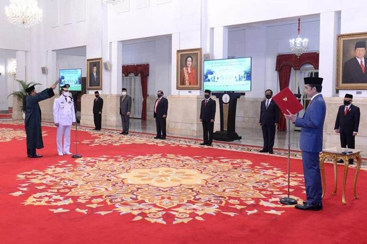 Gubernur Kepulauan Riau (Kepri), Isdianto langsung sedih dan menangis usai dilantik menjadi Gubernur defenitif di Istana Negara, Jakarta, Senin (27/7/2020).