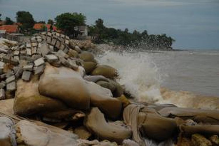 Tangkis laut di desa Tlonto Rajeh, Kecamatan Pasean, mulai ambruk setelah diterjang ombak.