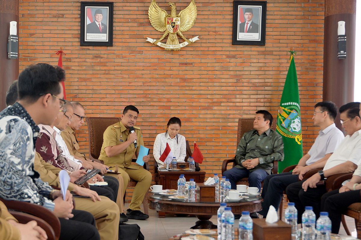 Gubernur Sumatera Utara (Sumut) Bobby Nasution menerima kunjungan Konsul Jenderal China Zhang Min dan Delegasi Provinsi Guangdong di Anjungan Lantai 9 Kantor Gubernur Sumut Jalan Diponegoro Kota Medan, Senin (14/4). Pertemuan tersebut membahas mengenai program kerja sama dan investasi antara Provinsi Guangdong dan Provinsi Sumut.