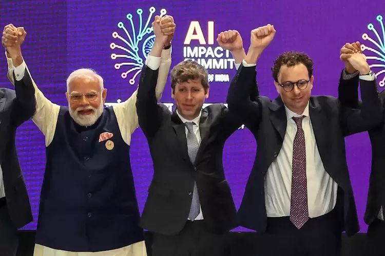 Perdana Menteri India Narendra Modi (kiri) berfoto bersama para pemimpin perusahaan AI termasuk CEO OpenAI Sam Altman (tengah) dan CEO Anthropic Dario Amodei (kanan) di AI Impact Summit di New Delhi pada 19 Februari 2026.