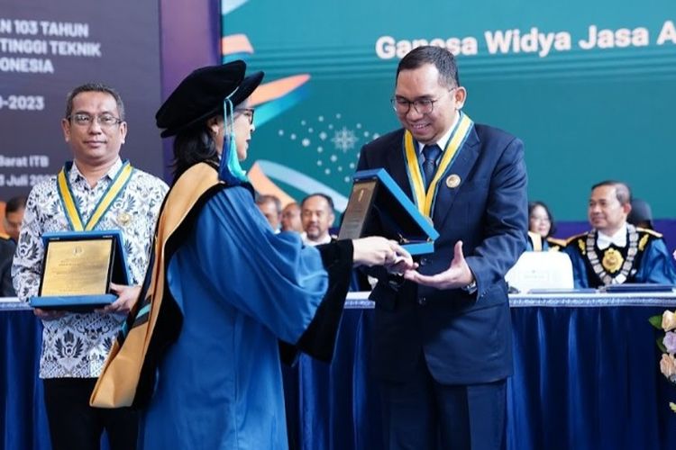 Rektor ITB Prof. Reini Wirahadikusumah menyerahkan penghargaan Ganesa Widya Jasa Adiutama kepada Group CEO ParagonCorp, Harman Subakat.