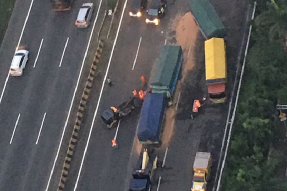 Dua unit truk terlibat trabrakan di Jalan Tol Jakarta-Merak, tepat di daeraj Kebon Jeruk, Jakarta Barat, Selasa (3/10/2017).