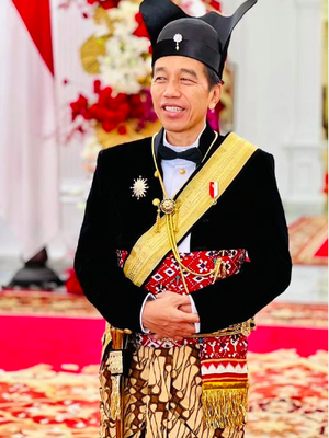Busana yang dikenakan Jokowi adalah baju adat Ageman Songkok Singkepan Ageng dari Keraton Surakarta, Jawa Tengah.