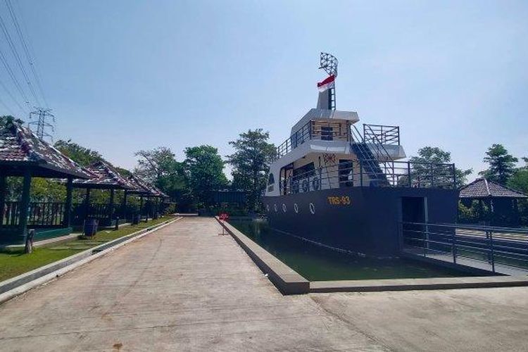 Replika kapal, wahana terbaru di Taman Ria Suropati, tempat wisata di Pasuruan, Jawa Timur, Sabtu (7/8/2022). 