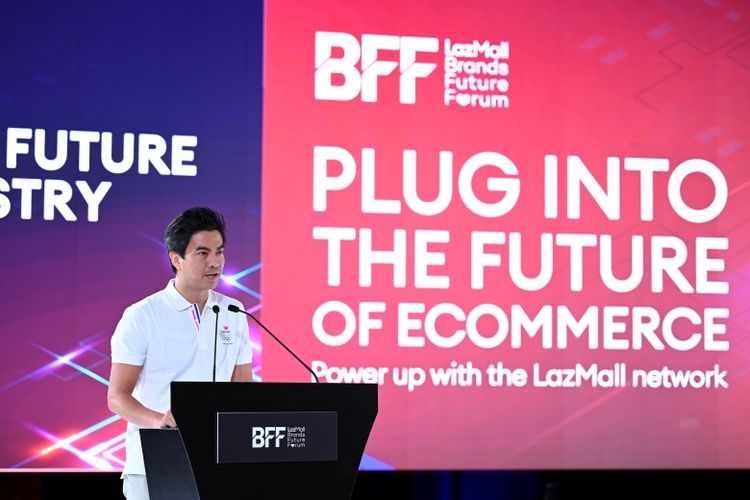 Chief Executive Officer (CEO) Lazada Group James Dong saat memberikan sambutan pada konferensi LazMall Brands Future Forum 2023. 