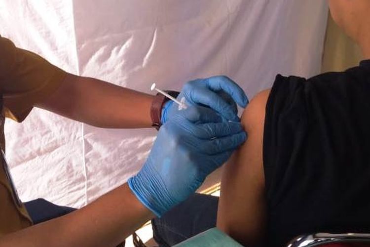 Seorang warga tengah disuntik vaksin flubio yang memberikan kekebalan spesifik terhadap penyakit influenza. 