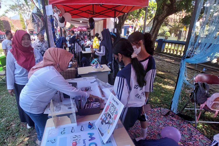 Kepala Dinas Pendidikan Salatiga Nunuk Dartini mencoba game antiperundungan karya siswa SMP Negeri 2 Salatiga