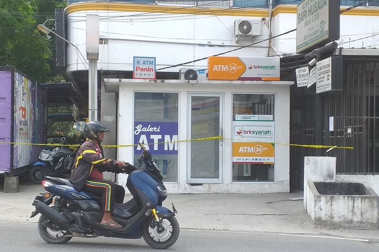 Lokasi perampokan di ATM Panin Bank dipasang garis polisi, di Jalan Tanjung Datuk, Kecamatan Limapuluh, Kota Pekanbaru, Riau, Senin (6/3/2023).