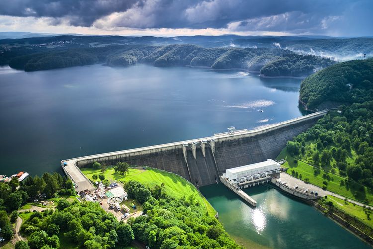 Ilustrasi bendungan hidroelektrik. Pembangkit listrik tenaga air di Solina dari Lesko County di daerah Pegunungan Bieszczady di tenggara Polandia. 