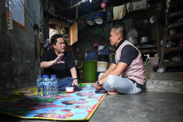 Ketua Umum PSSI Erick Thohir bertandang ke kediaman wasit Liga 2 Rohani, yang saat ini berjualan kembang tahu untuk mengidupi keluarganya, pada Sabtu (18/2/2023).