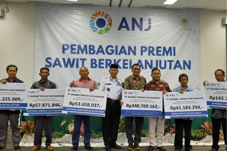 PT SMM Serahkan Premi Minyak Sawit Berkelanjutan ke Petani Mitra Melalui Lima Koperasi di Belitung Timur.