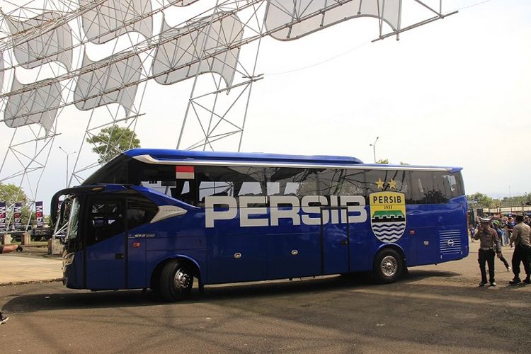 Rombongan pemain Persib Bandung tiba di Stadion Gelora Bandung Lautan Api untuk melakoni laga tunda Liga 1 2022-23 melawan Persija Jakarta, Rabu (11/1/2023).
