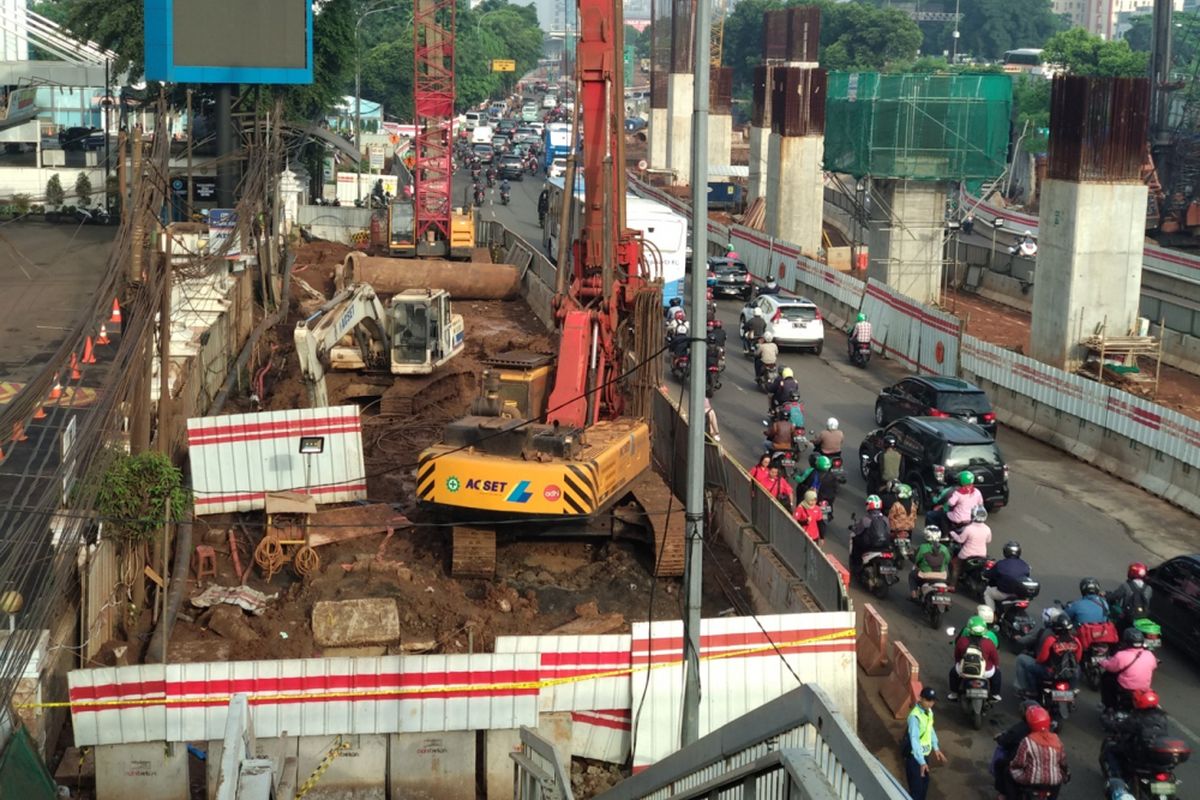 Suasana lalu lintas di sekitar lokasi kebocoran pipa gas PGN di Cawang, Jakarta Timur, Kamis (15/3/2018). Pada Rabu malam pipa gas tersebut kembali bocor akibat kegiatan pembangunan proyek LRT