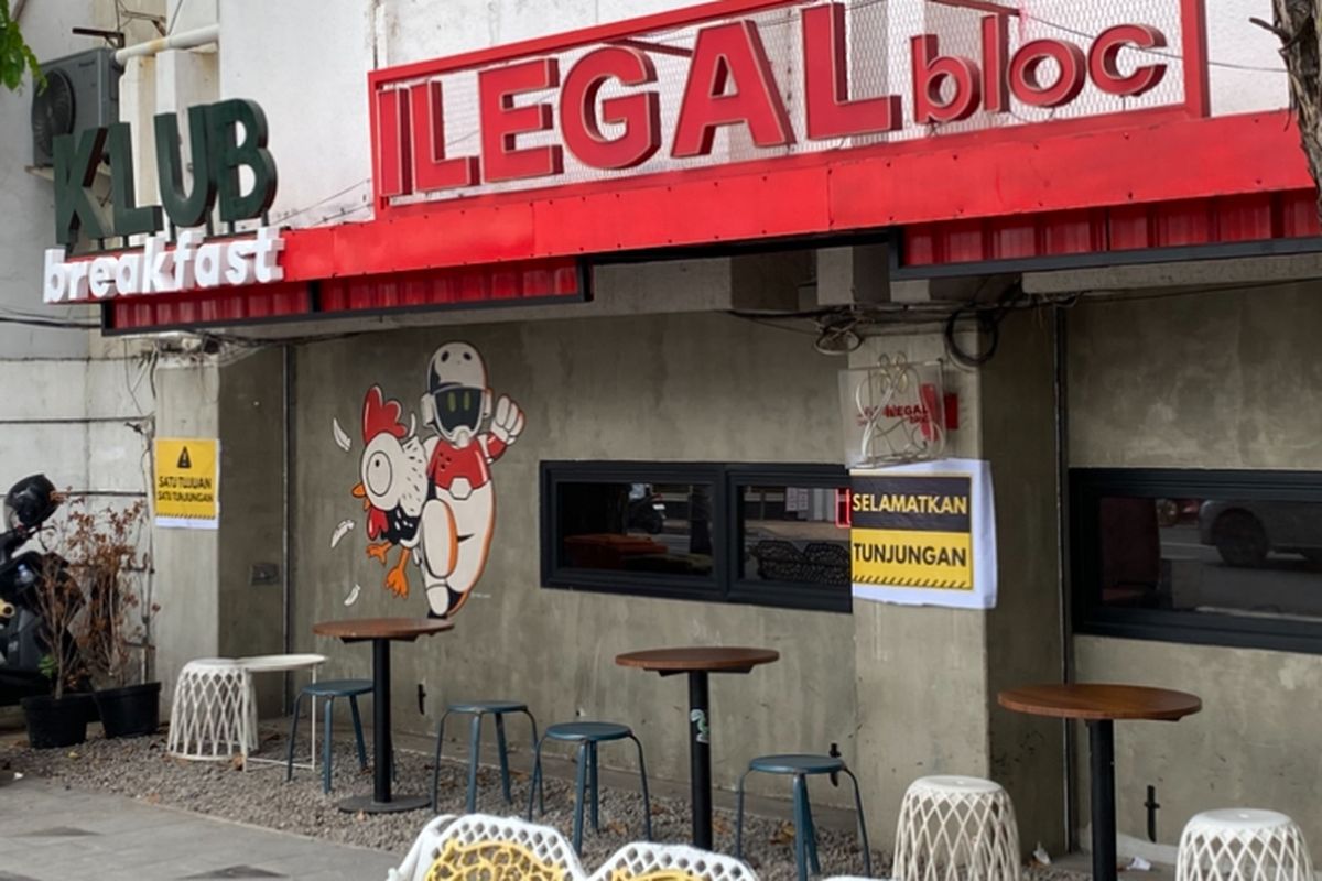 Toko di Jalan Tunjungan yang memasang stiker 'Save Tunjungan', Rabu (20/8/2025).