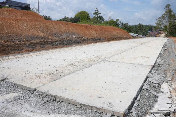 Kondisi proyek Jalan Bypass Pasar Sepaku, Rabu (6/2/2024). Sebagian telah decor beton (rigid pavement).