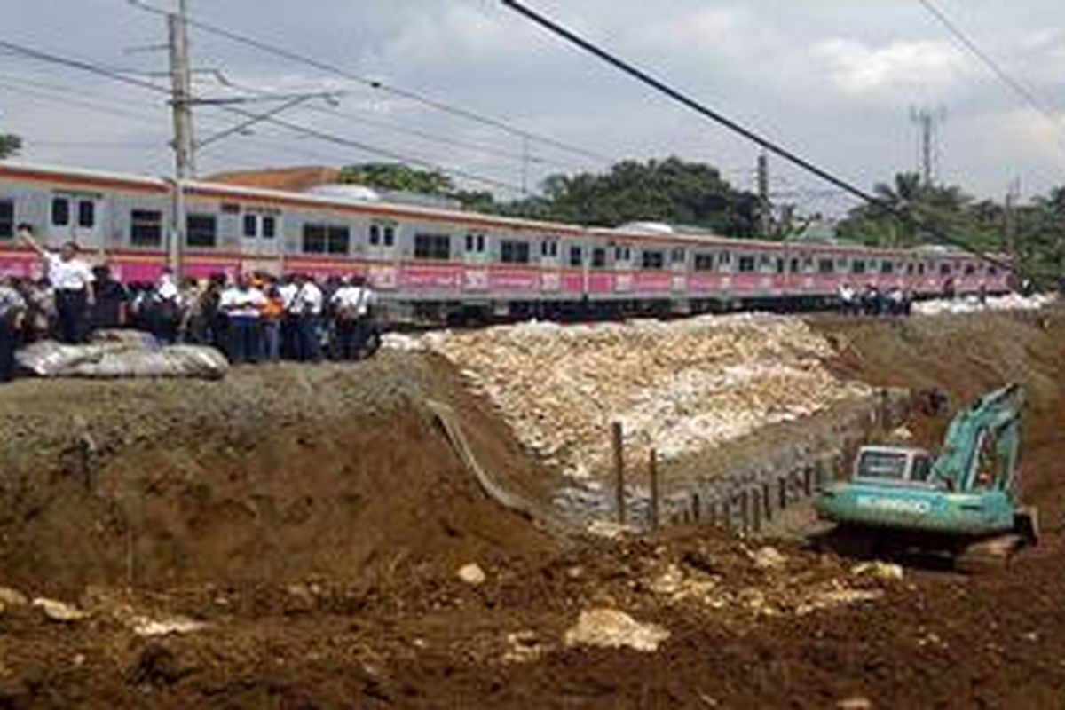 Ilustrasi: Uji coba satu jalur rel di kilometer 45 500 di antara Stasiun Bojong Gede dan Cilebut, Kabupaten Bogor, Jawa Barat, mulai dilaksanakan, Senin (26/11/2013) dini hari dan pagi hari, setelah beberapa waktu lalu rel rute ini longsor.