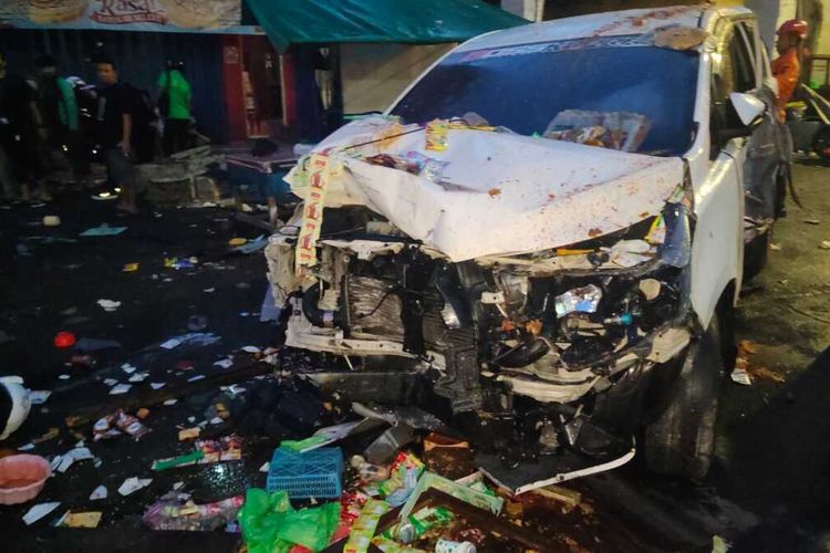 Mobil Innova Tabrak Warung di Jalan Kedungdoro Surabaya, Jumat (1/11/2024).