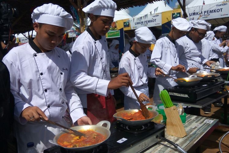 Para peserta Memasak Ikan Asam Pedas dengan Peserta Terbanyak di Pontianak Food Festival 2, Pontianak, Kalimantan Barat, Minggu (25/2/2018).