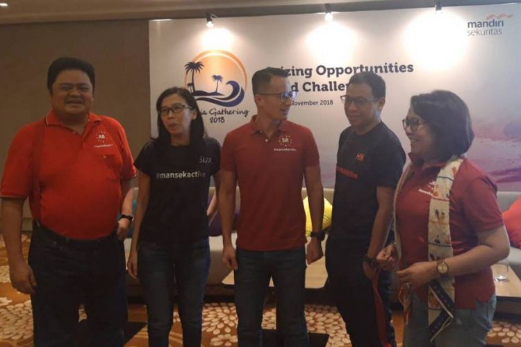 Direktur Investment Banking Mandiri Sekuritas Andy Bratamihardja, SEVP Capital Market Mandiri Sekuritas Silva Halim, Direktur Utama Mandiri Sekuritas Silvano Rumantir, Direktur Operations Heru Handayanto, dan Direktur Strategy & Compliance Mandiri Sekuritas Lisana Irianiwati ketika memberikan paparan kepada awak media di kawasan Seminyak, Jumat (2/11/2018).