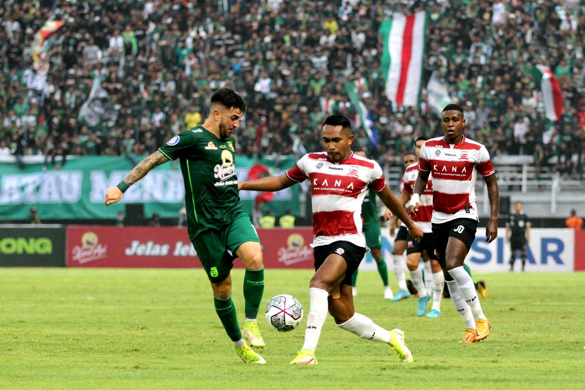 Suasana laga pekan keempat Liga 1 2022-2023 yang mempertemukan Persebaya vs Madura United di Stadion Gelora Bung Tomo, Minggu (14/8/2022) sore WIB. Laga Persebaya vs Madura United berakhir imbang 2-2.