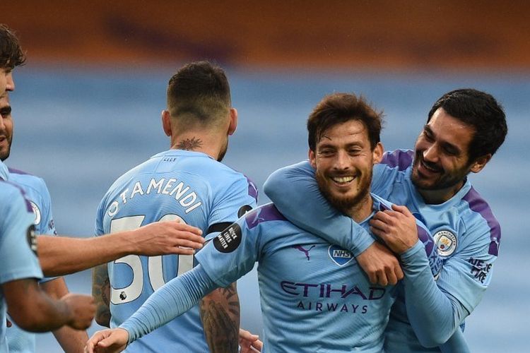 Gelandang Spanyol Manchester City David Silva (2R) merayakan mencetak gol keempat mereka selama pertandingan sepak bola Liga Premier Inggris antara Manchester City dan Newcastle United di Stadion Etihad di Manchester, Inggris barat laut, pada 8 Juli 2020.