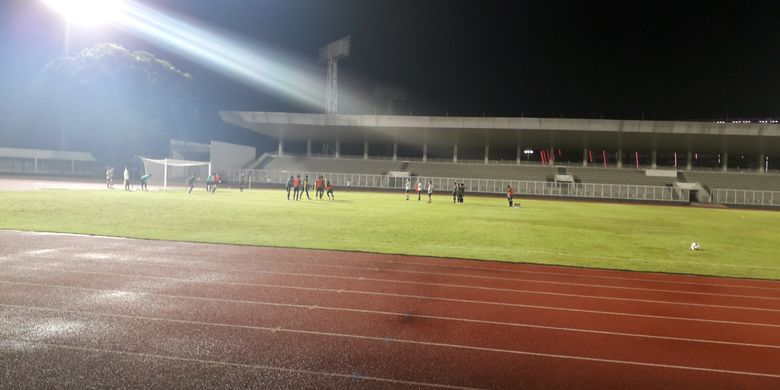 Sesi latihan tim nasional Indonesia yang dipimpin langsung pelatih Simon McMenemy di Stadion Madya, Kompleks GBK, Jakarta, Kamis (21/3/2019).