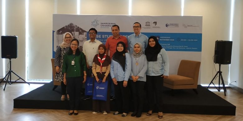 Para pembicara dan perwakilan Sampoerna University dalam diskusi Indonesia: Using Open School Data to Improve Transparency and Accountability di kampus LAvenue Building, Pasar Minggu, Jakarta (14/11/2018).