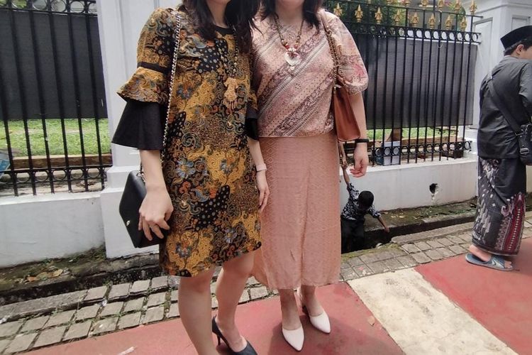 Pauline (32) dan Margareth (36) saat diwawancarai ketika antre untuk mengikuti open house Jokowi di Istana Negara, Rabu (10/4/2024)