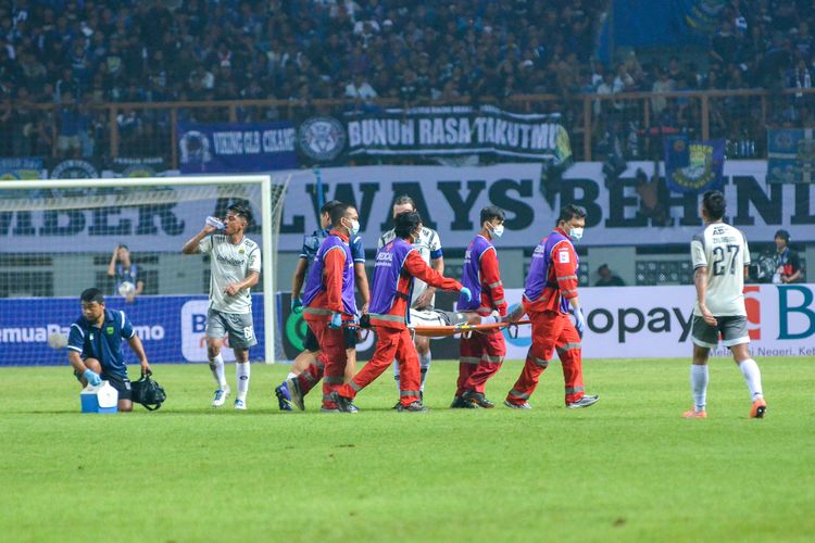 Beckham Putra gelandang Persib ketika harus ditandu medis keluar lapangan karena mengalami cedera di pertengahan babak pertama laga Bhayangkara FC vs Persib Bandung, Minggu (24/7/2022) di Stadion Wibawa Mukti, CIkarang, Bekasi dalam laga pekan pertama Liga 1 2022-2023.