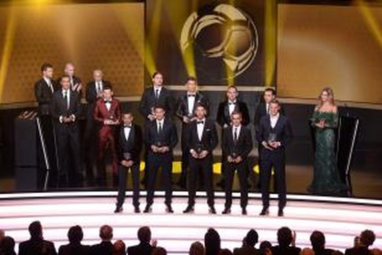 Sebelas pemain terbaik FIFA/FIFPro 2013: (atas kiri ke kanan) Penyerang Barcelona Lionel Messi, penyerang Paris Saint Germain Zlatan Ibrahimovic, penyerang Real Madrid Cristiano Ronaldo, gelandang Bayern Muenchen Franck Ribery, gelandang Barcelona Xavi, (bawah kiri ke kanan)bek Barcelona Dani Alves, bek Paris Saint Germain Thiago Silva, bek Real Madrid Sergio Ramos, bek Bayern Muenchen Philipp Lahm, kiper Bayern Muenchen Manuel Neuer. Satu pemain lain adalah gelandang Barcelona Andres Iniesta, tetapi ia tak hadir dalam acara penganugerahan  FIFA/FIFPro World XI. 