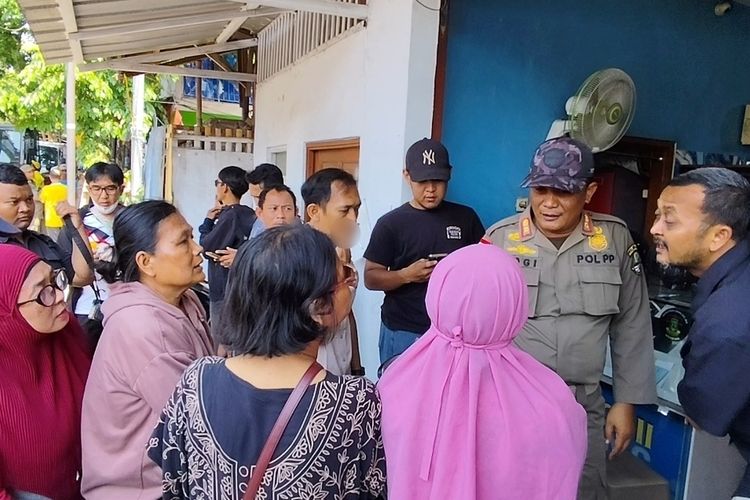 Warungnya Dibongkar, Penjual Bunga Cirebon Teriak Minta Tolong KDM: Kami Harus ke Mana Cari Nafkah?