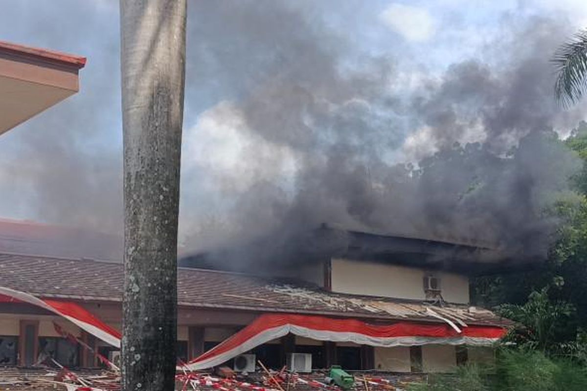 Gedung DPRD Kabupaten Cirebon dibakar massa usai melakukan aksi unjuk rasa di Mako Polresta Cirebon, Sabtu (30/8/2025) 

