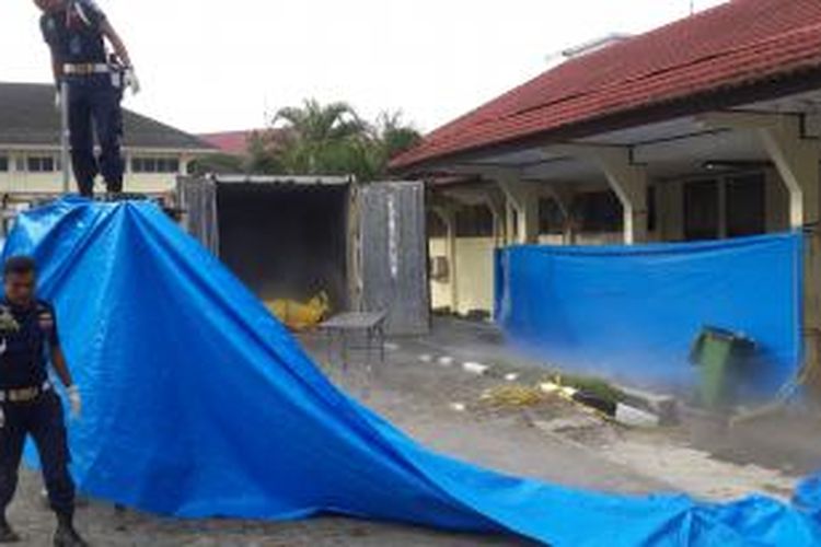 Tempat pendingin kantong jenazah untuk korban jatuhnya Pesawat Hercules C-130 disiapkan di RSUP Adam Malik, Medan, Jumat (3/7/1015). Tempat pendingin tersebut digunakan untuk mencegah pembusukan jenazah. 