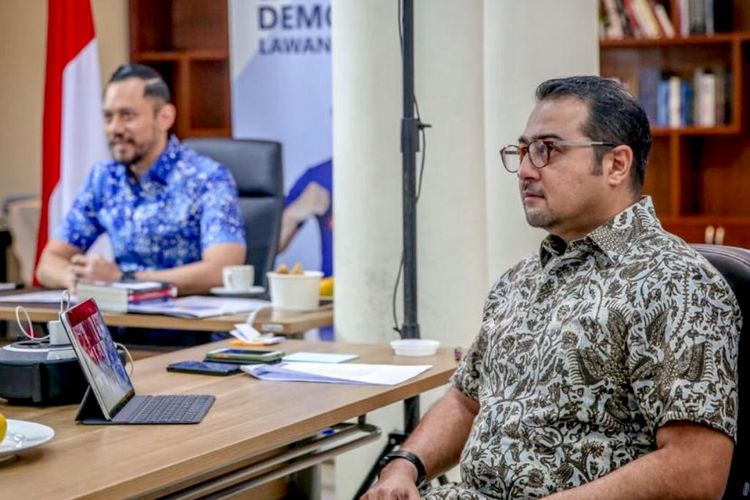 Sekretaris Jenderal Partai Demokrat Teuku Riefky Harsya bersama Ketua Umum Partai Demokrat Agus Harimurti Yudhoyoho (AHY).