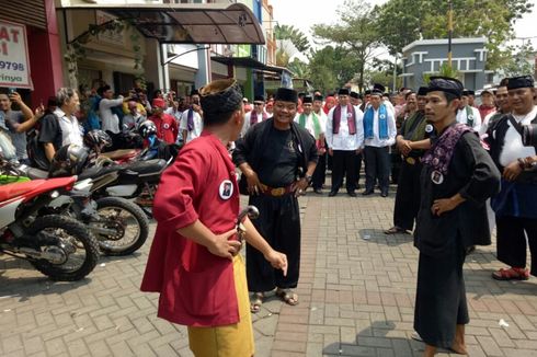 Kesenian Palang Pintu Sambut Tim Sukses Sekda Muhamad Ambil Formulir Cawalkot Tangsel