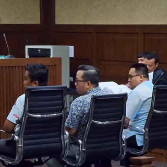 Syamsurachman (tiga dari kiri), saat bersaksi bagi terdakwa Fahd El Fouz dalam kasus korupsi pengadaan Al Quran di Pengadilan Tipikor Jakarta, Kamis (27/7/2017).
