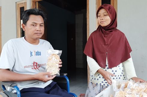 Bangkit dari Kelumpuhan, Maridi Mampu Hidupi Keluarga dengan Kerupuk Buatannya