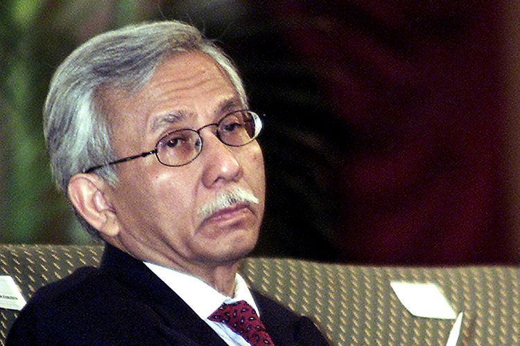 Mantan Menteri Keuangan Daim Zainuddin saat masih menjabat pada tahun 2001. Daim yang merupakan anggota partai berkuasan di Malaysia, UMNO, terlihat ikut dalam kampanye bersama partai oposisi.