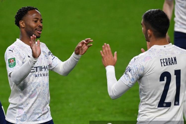 Winger Manchester City Raheem Sterling (kiri) merayakan gol bersama Ferran Torres (kanan) usai mencetak gol ke gawang Burnley pada laga putaran keempat Piala Liga Inggris di Stadion Turf Moor, Rabu (30/9/2020) atau Kamis dini hari WIB. 