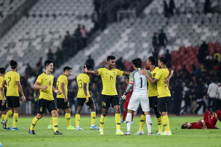 Pesepak bola timnas Malaysia melakukan selebrasi kemenangan saat pertandingan Kualifikasi Piala Dunia 2022 Grup G Zona Asia di Stadion Gelora Bung Karno, Senayan, Jakarta, Kamis (5/9/2019). Tim nasional Indonesia menelan kekalahan dari Malaysia dengan skor 2-3.